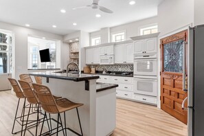 Fridge, microwave, oven, stovetop - Sunrise Harbor in Indian Rocks Beach (Indian Rocks Beach)