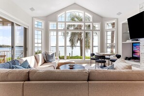 Smart TV, offices - Sunrise Harbor in Indian Rocks Beach (Indian Rocks Beach)