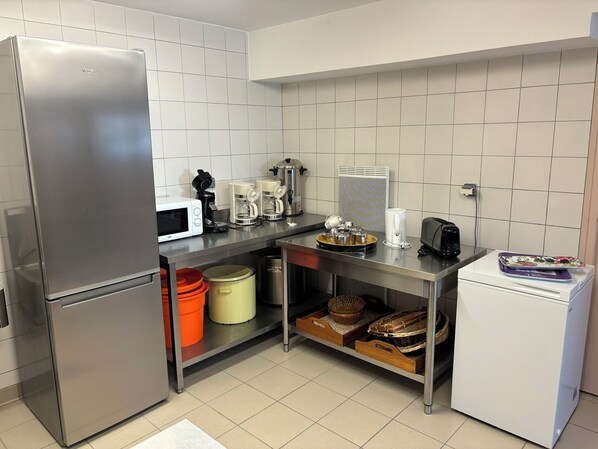 Fridge, microwave, oven, stovetop - LA Grange - Gîte de Groupe Avec Piscine Domaine du Vieux Chateau / Côte D'opale (Tingry)