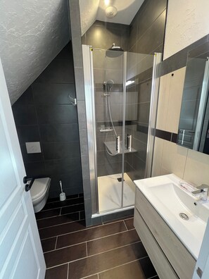Douche, sèche-cheveux, papier toilette