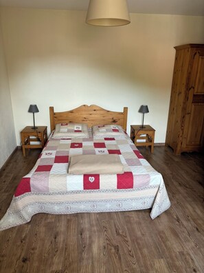 8 habitaciones, tabla de planchar con plancha y cuna de viaje