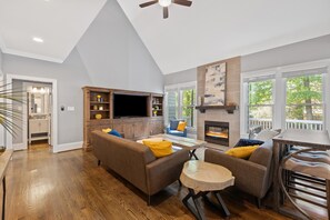 Smart TV, fireplace, video games, DVD player - Spacious 5 Bedroom, Hot Tub, Arcade Room, EV Charger, Handicap & Quiet Culdesac! (Raleigh)