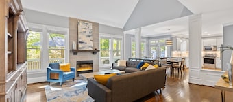 Spacious 5 Bedroom, Hot Tub, Arcade Room, EV Charger, Handicap & Quiet Culdesac!