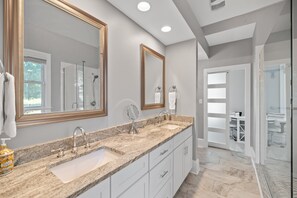 Shower, hair dryer, towels, soap - Spacious 5 Bedroom, Hot Tub, Arcade Room, EV Charger, Handicap & Quiet Culdesac! (Raleigh)