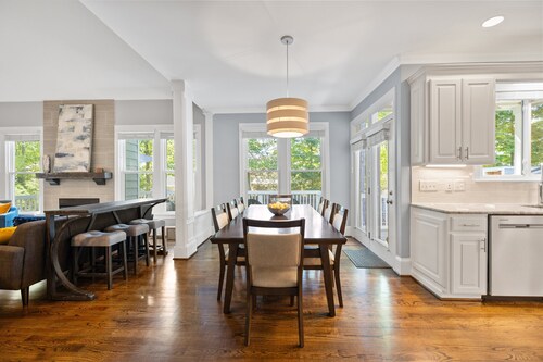 Spacious 5 Bedroom, Hot Tub, Arcade Room, EV Charger, Handicap & Quiet Culdesac!