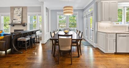 Spacious 5 Bedroom, Hot Tub, Arcade Room, EV Charger, Handicap & Quiet Culdesac!