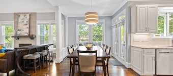 Spacious 5 Bedroom, Hot Tub, Arcade Room, EV Charger, Handicap & Quiet Culdesac!
