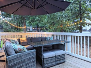 Outdoor dining - Spacious 5 Bedroom, Hot Tub, Arcade Room, EV Charger, Handicap & Quiet Culdesac! (Raleigh)