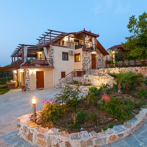 Villa, para fumadores | 6 habitaciones 