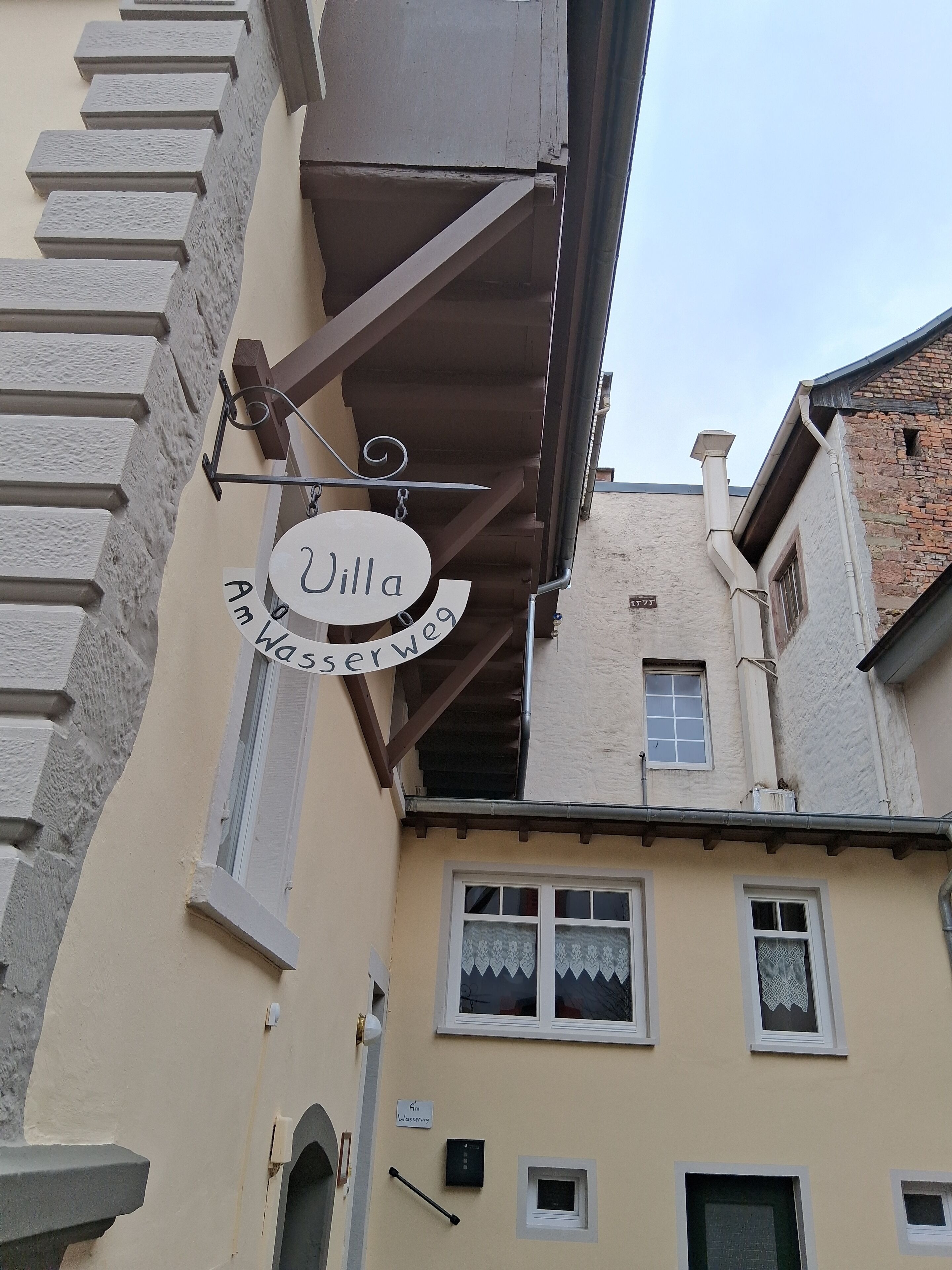 Un bâtiment sur lequel on peut lire l’inscription « Villa Wasservogel » et qui possède un escalier menant à l’étage supérieur.
