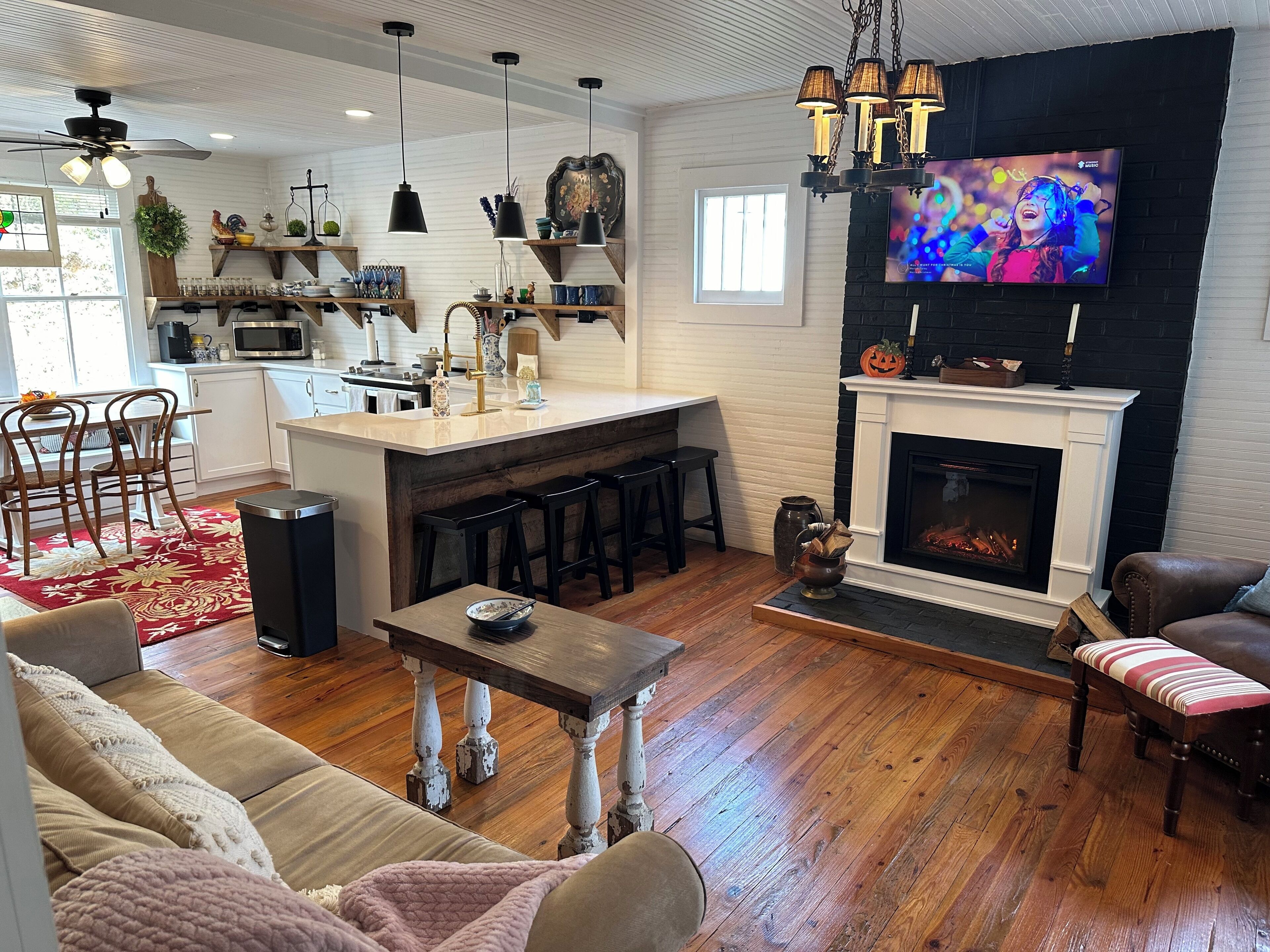 TV connectée, cheminée, lecteur de DVD, vidéothèque