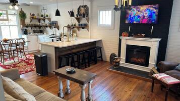 TV connectée, cheminée, lecteur de DVD, vidéothÚque