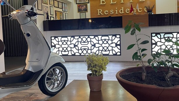 Una zona de recepción con un letrero que dice "ELITE Residence".