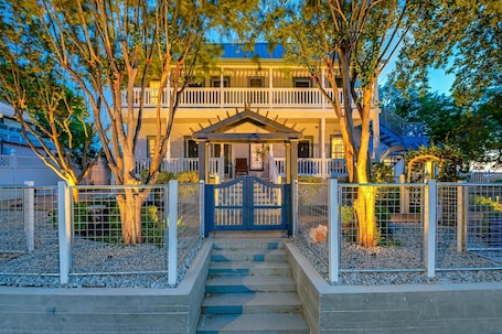 Exterior. Travis L.B.J Historic Downtown Marble Falls- 2 Suite Combo
