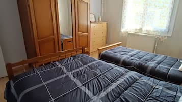 2 habitaciones y tabla de planchar con plancha