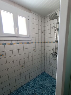 Een douche, een haardroger, zeep