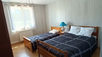 2 habitaciones y tabla de planchar con plancha