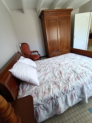 2 chambres, fer et planche à repasser