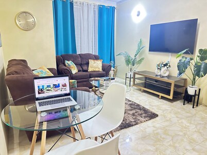 Central Topaz: Fully A/C, king & Double Bed, Free Parking & Wi-Fi,New Kingston