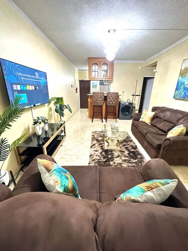 Central Topaz: Fully A/C, king & Double Bed, Free Parking & Wi-Fi,New Kingston