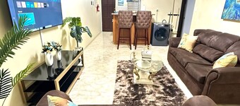 Central Topaz: Fully A/C, king & Double Bed, Free Parking & Wi-Fi,New Kingston