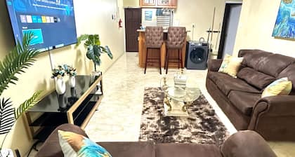 Central Topaz: Fully A/C, king & Double Bed, Free Parking & Wi-Fi,New Kingston