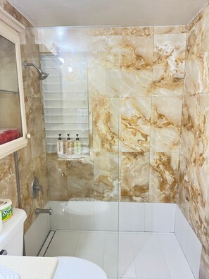 Sèche-cheveux, serviettes fournies, savon, shampoing