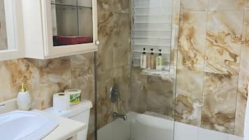 SĂšche-cheveux, serviettes fournies, savon, shampoing