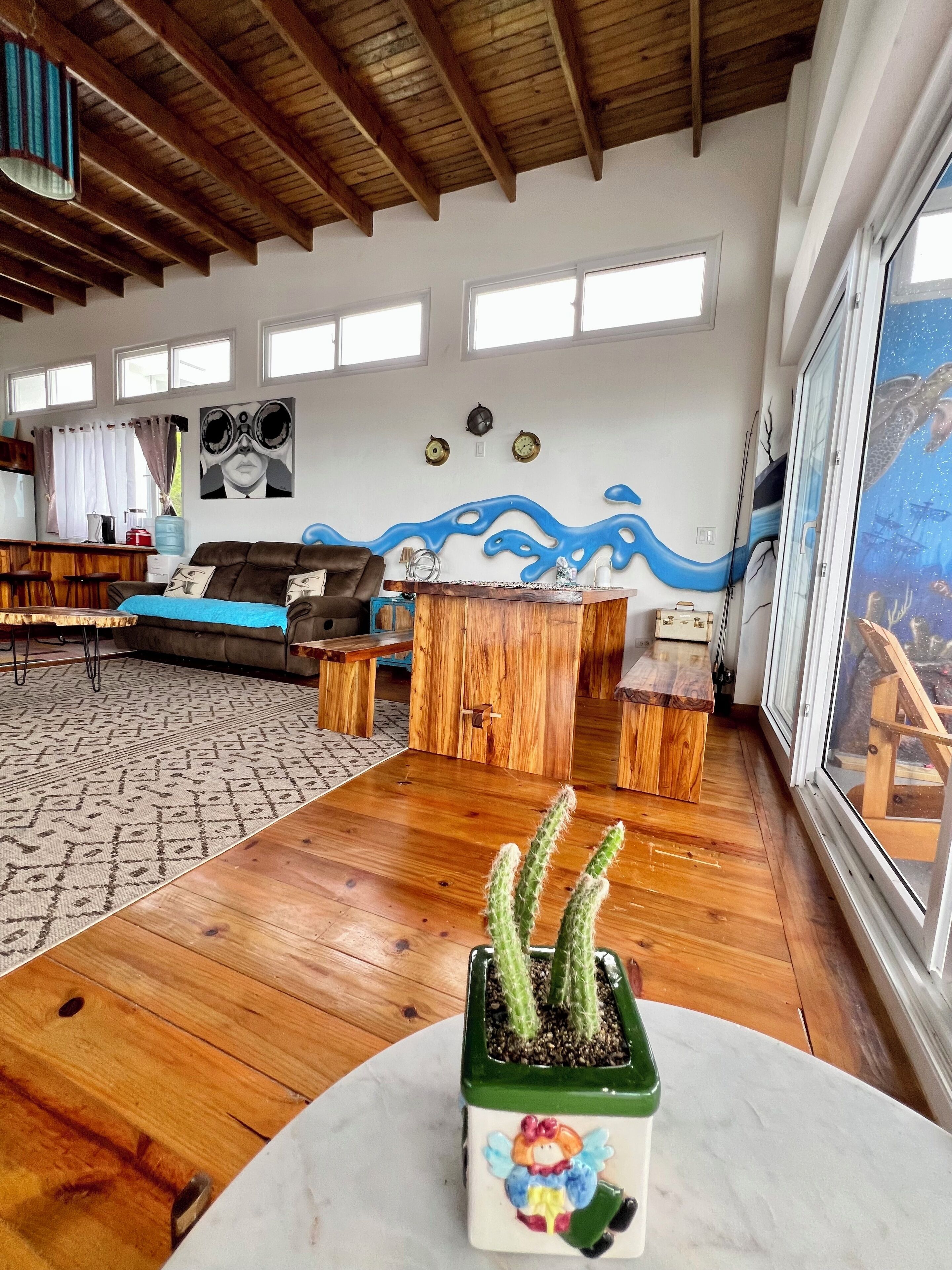 Smart TV, fireplace, books, stereo