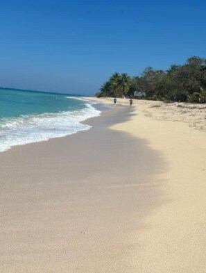 En la playa y toallas de playa 