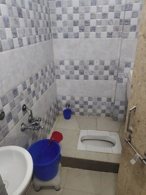 Chambre Deluxe double, vue sur la ville | Salle de bain | Serviettes fournies, savon, papier de toilette