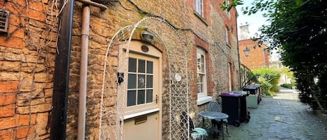 المنطقة المحيطة بالمنشأة