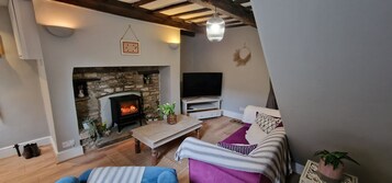 Casa de campo | Área de estar | TV, lareira