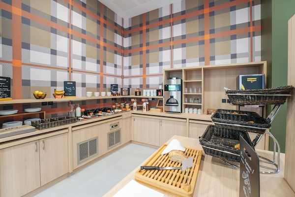 Petit déjeuner continental (12.50 EUR par personne)