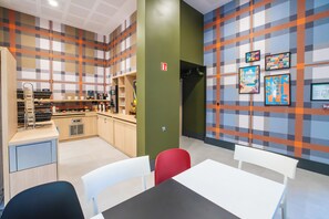 Daily continental breakfast for a fee - easyHotel Marseille Euromed (Marseille)