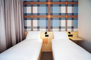 Standard Twin Room | Soundproofing, free cots/infant beds, free WiFi, bed sheets - easyHotel Marseille Euromed (Marseille)