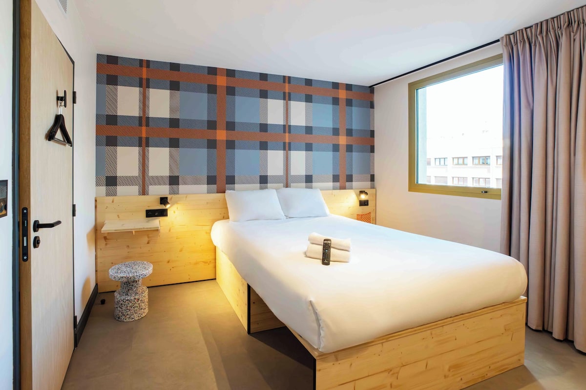 Accessible Double Room | Soundproofing, free cots/infant beds, free WiFi, bed sheets