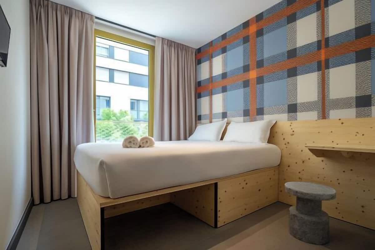 Soundproofing, free cots/infant beds, free WiFi, bed sheets