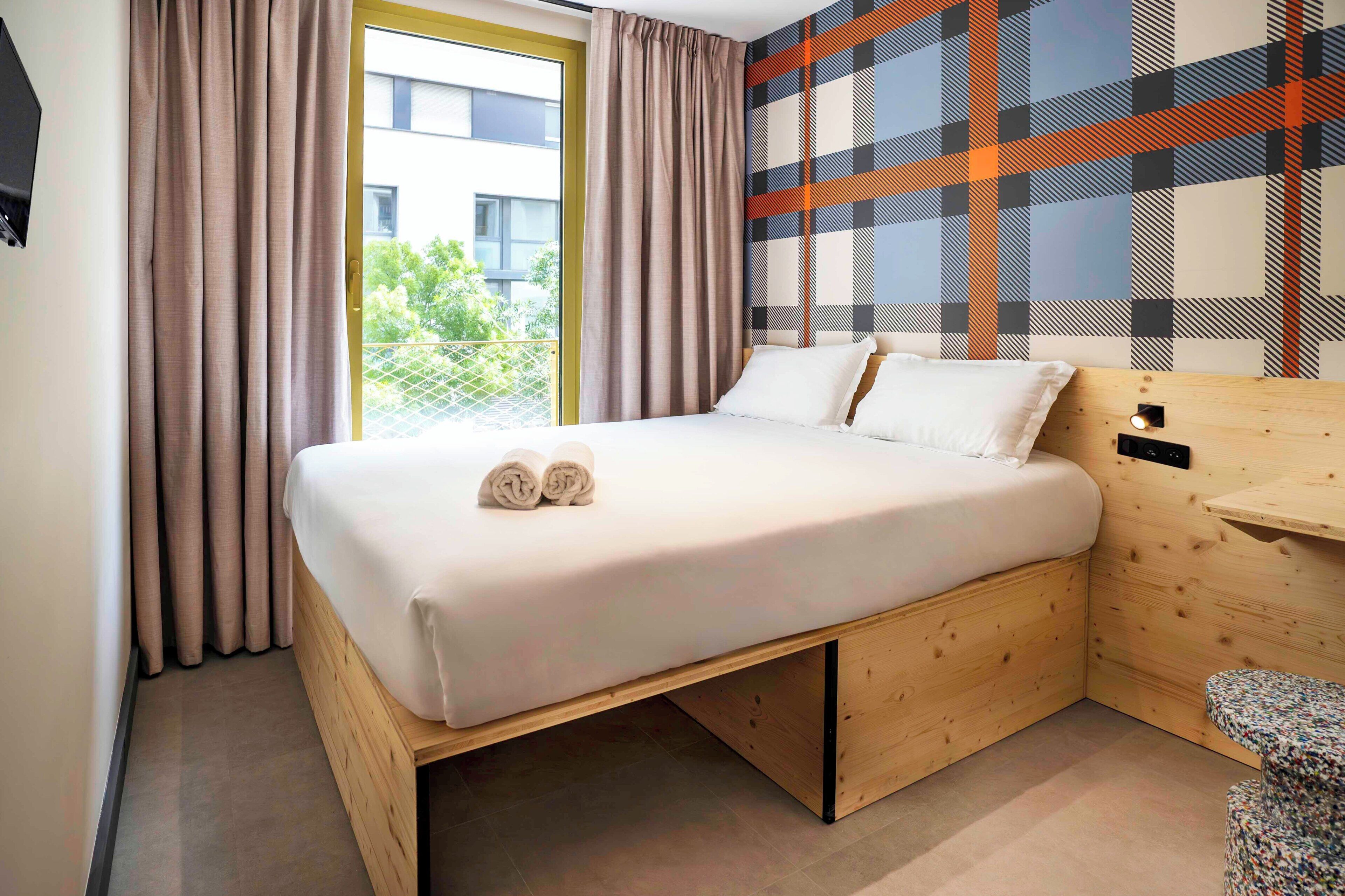 Sistema de insonorización, cunas gratuitas, wifi gratis y ropa de cama 