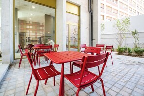 Terrace/patio - easyHotel Marseille Euromed (Marseille)