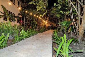 Property grounds - Tropical Paradise Awaits: Luxe 2BR Condo in Ambergris Caye! (San Pedro Town)