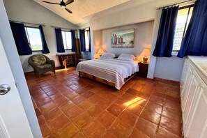 3 makuuhuonetta, silitysrauta/-lauta, ilmainen Wi-Fi, vuodevaatteet