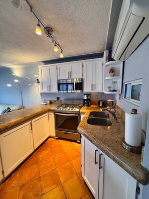 Mikrowelle, Ofen, Wasserkocher mit Kaffee-/Teezubehör, Wasserkocher