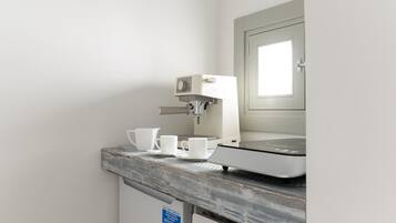 Kylskåp, mikrovågsugn, grytor/köksredskap och matbord