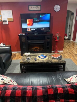 Smart TV y chimenea 