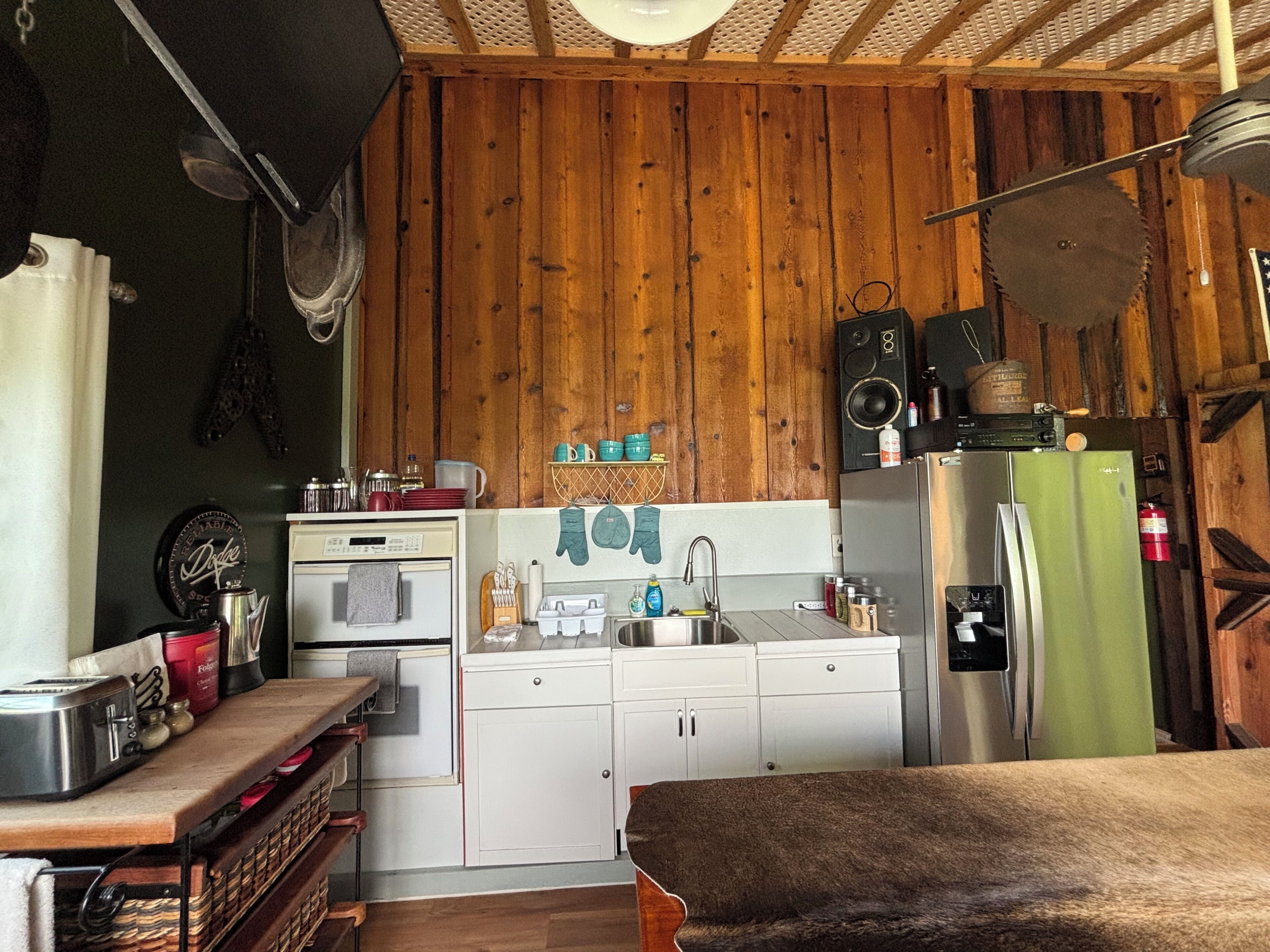 Refrigerador, microondas, horno y cafetera y tetera 