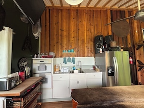 Kjøleskap, mikrobølgeovn, ovn og kaffetrakter/tekoker