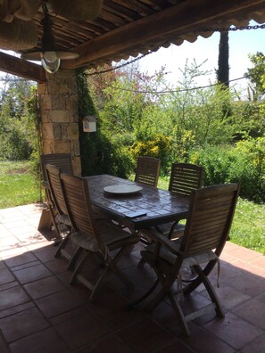 Outdoor dining - Calme en Provence (Montauroux)