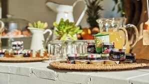 بوفيه فطور مجانًا يوميًا