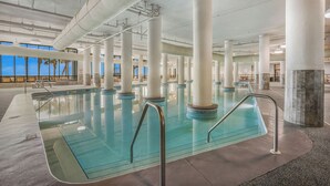 Innendørsbasseng og et oppvarmet basseng